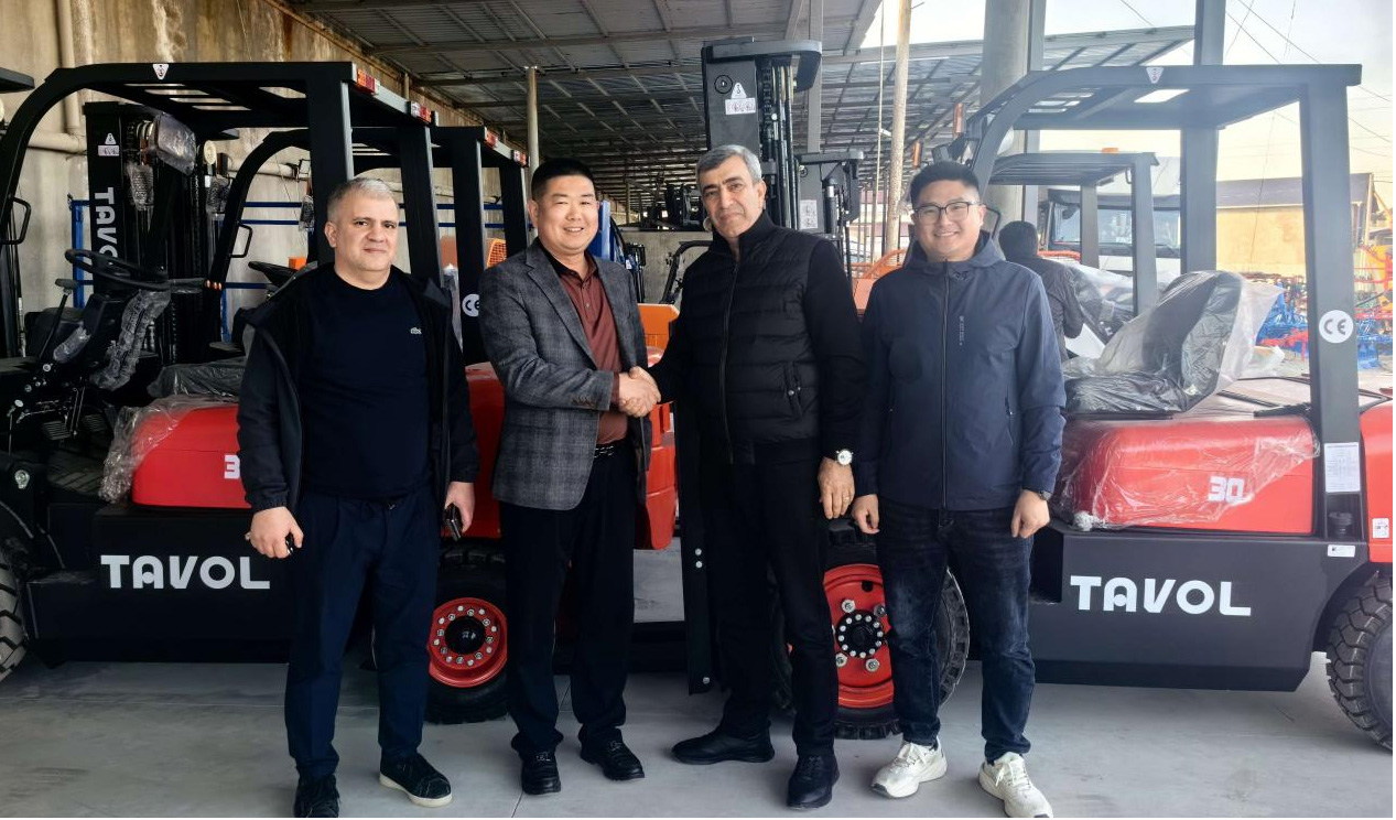 Rough Terrain Forklift.jpg Rough Terrain Forklift.jpg